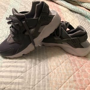 Boys size 7 Nike Huaraches dark grey